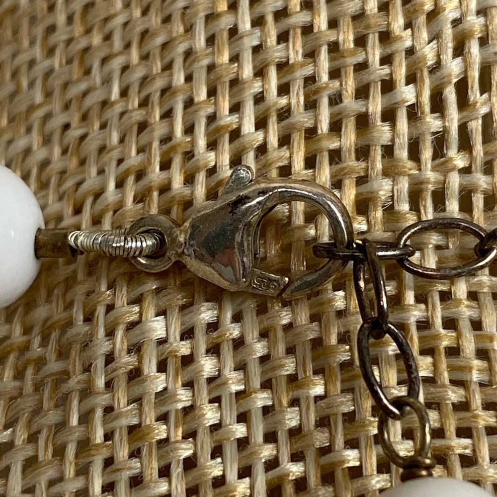 Vintage white bead necklace on sterling silver chain - Picture 6 of 7